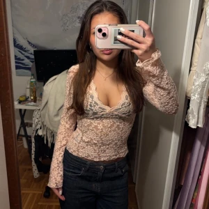 Rosa spetsblus med v-ringning - Rosa långärmad spets topp från Gina Tricot! 🩷