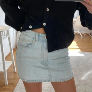 Blå jeanskjol - Lånade bilder!! Jättefin ljusblå jeanskjol från Zara. Inga defekter. 🤍pris kan diskuteras 