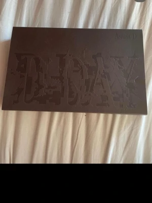 Agust D D-DAY album box - Säljer en brun box med texten D-DAY från Agust D, släppt av HYBE. 