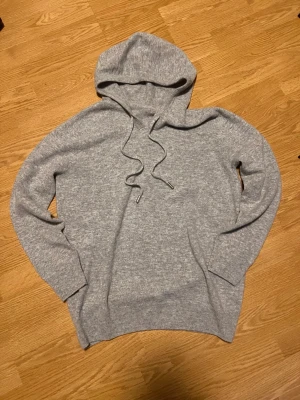 Stickad hoodie - En grå stickad hoodie i mycket bra skick! Storlek S, längd 62, bredd 40 längst ner😃priset kan diskuteras!
