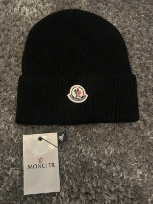 Svart Moncler mössa - Nu säljer jag denna sprillans nya moncler mössan. Skriv vid frågor och funderingar