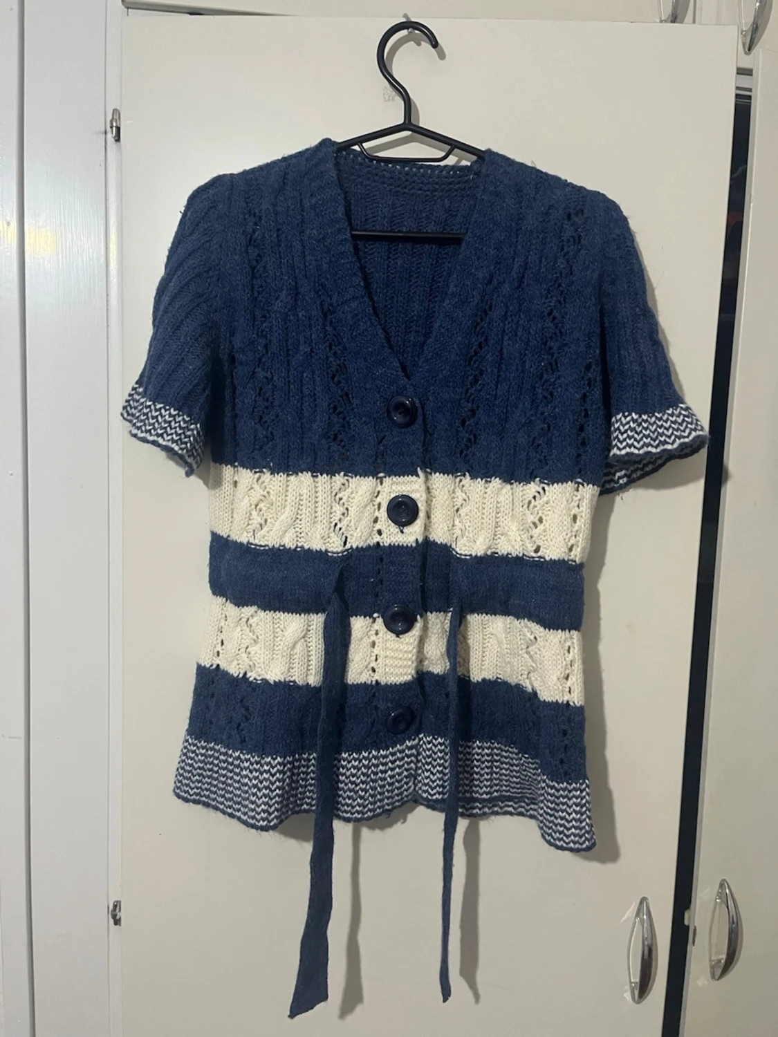 Blåvit stickad kofta med knappar och bälte - 1