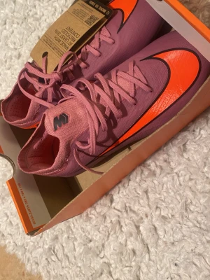 Nike fotbollsskor helt oanvända  - Tvär fina skor helt oanvända (för små) Skit fina storlek 40