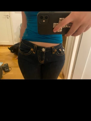 True religon jeans - Jättesnygga, sydda till bootcut, för långa för mig annars inga problem. Lite slitna längst ner, passar någon över 162