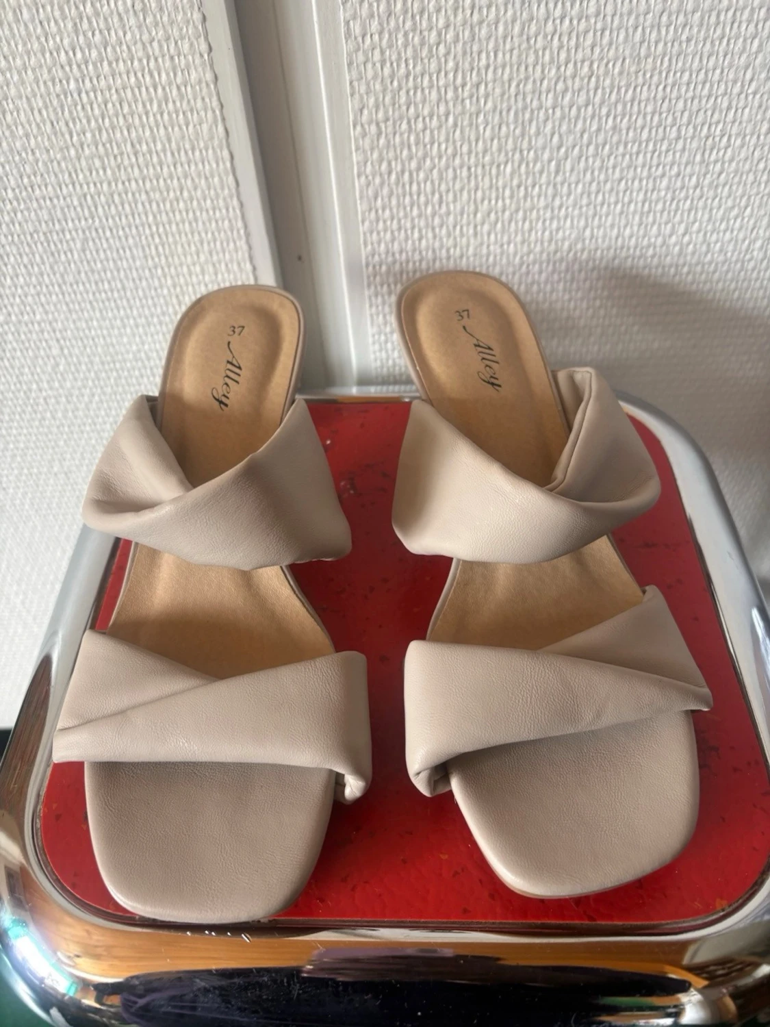Beige slip-in pumps från Alley - 4