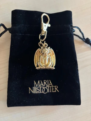 Supersöt marianilsdotter smyckes nyckelring❣️❣️ - Vääärldens sötaste smyckes nyckelring ifrån Maria Nilsdotter!!❤️❤️❣️❣️ superunik och guldplatetad❤️❤️ en dust bag med följer😘😘🌟🌟 köp!!! Funkar att sätta på kedja och ha som halsband! Äktahwts bevis på en av bilderna