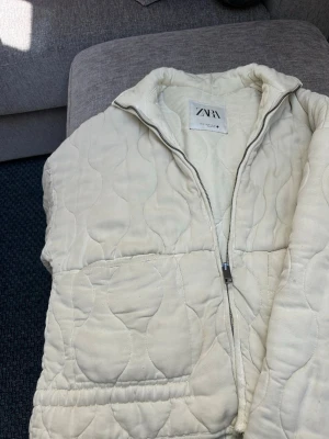 Zara jacka  - Säljer min begie Zara jacka i storlek XS.  Den är använd men inte jättemycket. 