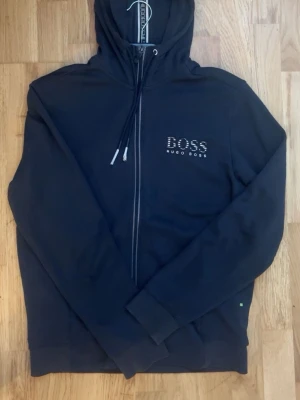Marinblå hoodie Hugo Boss - Marinblå Hugo Boss hoodie 