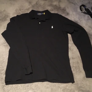 Svart långärmad piké från Polo Ralph Lauren - Har en lika Dan med röd logga för 400kr 