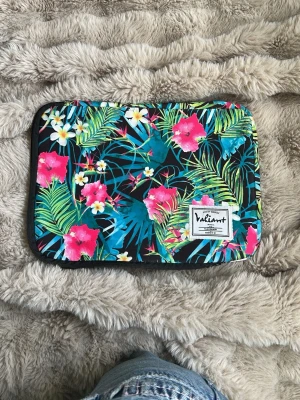 Dator/ipad fodral - Jätte fint fodmar med bra utrymme för både dator eller ipad ❤️