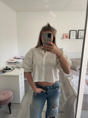 Blus med puffärmar - Säljer denna otroligt söta blus med puffärmar 