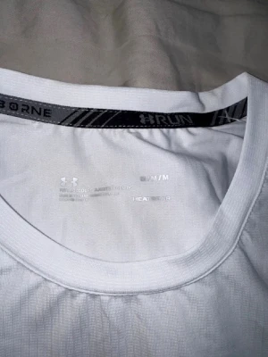 Under armour t shirt Vit - Säljer denna efter som den är för stor för mig inte använd helt ny
