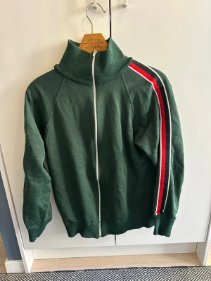 Zip-up - Superfin tröja från POP boutique. Storlek 3, sitter som xs/s. Mycket bra skick. Skriv om du har frågor eller vill diskutera priset(: 