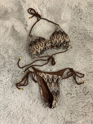 Missoni brun bikini - En brun bikini med missoni print som liknar becksöndergaard men är köpt utomlands. Storlek xs. ALDRIG ANVÄND!!!❣️❣️