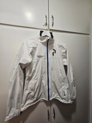 Peak performance golf-vind/regnjack bro hof - En vit regn/vindjacka från peak performance golf och bro hof golfklubb. Gore-Tex material och utan slitage
