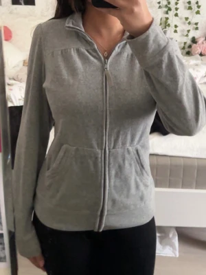 Grå zip hoodie – figurnära basic - Grå hoodie med dragkedja 🤍 Skön och enkel att använda till vardags. Storlek S, Bra skick ✨ Perfekt basic
