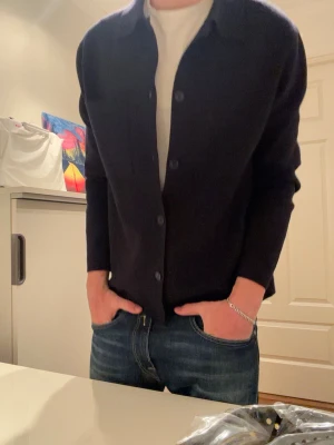 Overshirt NN.07 - Overshirt från NN07, mörkblå. Riktigt schysst. Passar som M. Knappt använd och är i nyskick. Köpt för 1500kr. Hör av er vid frågor!