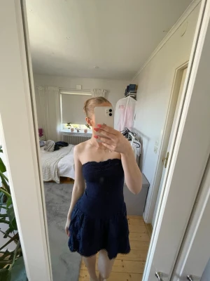 Off shoulder klänning - Söt marinblå axelbandslös klänning med volangkant och spetsdetaljer. Kort modell som sitter åt i midjan och har en lätt utsvängd kjol. Perfekt för sommarens alla tillfällen❣️