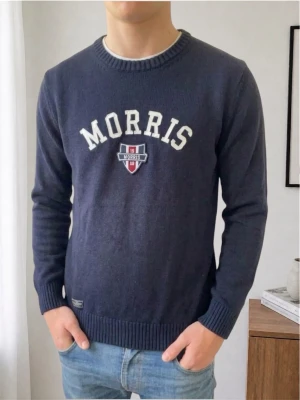 Mörkblå Morris tröja - Säljer en snygg mörkblå tröja från Morris. Strl M och sitter som M. Tröjan är i mycket bra skick eftersom den har varit väl omhändertagen. Hör gärna av er vid frågor eller funderingar!!