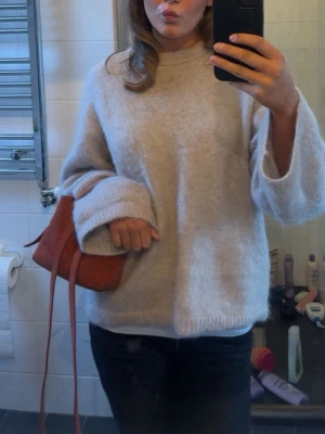 Stickad tröja  - Säljer stickad tröja i mohair, nypris 799kr 😘😘😘slutsåld 
