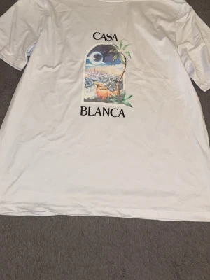 Vit Casa Blanca t-shirt med tryck - Snygg vit Casa blanca t-Shirt perfekt för sommaren som är snart här!!  Denna Model har inget tryck på baksidan(Pris kan diskuteras via snabba affärer så passa på) 