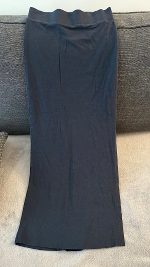 Kjol - Jättefin mörkblå kjol köpt på VILA i storlek XS. Aldrig kommit till någon användning. Har en jätte fin lite större slits på sidan som man ser på bilden. 🌸