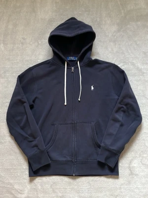 Mörkblå Ralph Lauren Ziphoodie - Mörkblå Ziphoodie från Ralph Lauren | Strorlek S | Använd men har fortfarande mycket att ge! | självklart äkta🤲 | Bara att höra av sig vid frågor🙏