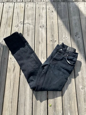 Nudie jeans Grim Tim - Nudie jeans Grim Tim i storlek W32 L34. 