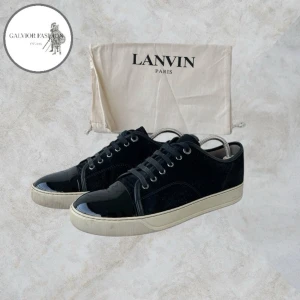 Svarta Lanvin skor med glans storlek 7 - Lanvin skor med glans i strl 7 (motsvarar ca 41–42). Skick 8.5/10 - lite gul sula i övrigt inga andra (större) defekter, minimalt och varsamt använda. Skorna samt en dustbag ingår i köpte. Hör av dig för mått & fler bilder!                                                                            ~ Nypris cirka 4 000–6 000 kr | Mitt pris 2 499 kr. Alla följare får rabatt – följ!
