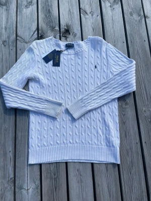 Polo Ralph Lauren Cableknit  - Tjena! Säljer en helt ny cableknit från polo ralph lauren. Taggarna är kvar och kvitto finns. Storlek S. Skriv om det finns frågor eller funderingar🥂