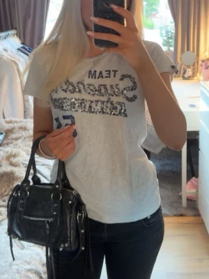 T-shirt - Skit snygg t shirt! Står L men skulle själv säga S/M, jag är 170cm! Skriv privat vid frågor! <3 💋