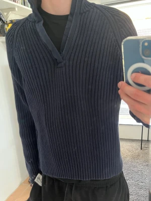 Stickad quarterzip  - Riktigt snygg stickad quarterzip storlek xl men antagligen krypt i tvätten för den sitter som S/M