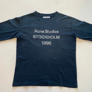 Acne Studios longsleeve storlek XS (passar även S) - Snygg mörkblå t-shirt från Acne Studios i storlek xs med trycket 'Acne Studios STOCKHOLM 1996' på bröstet. Klassisk rak passform och rund halsringning. Perfekt för dig som gillar archive och Grisch.
