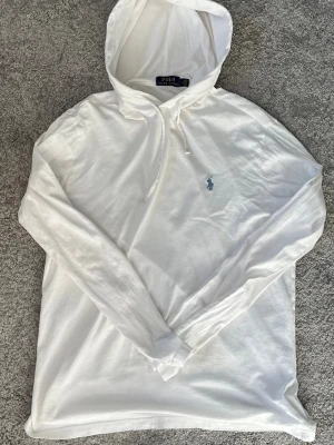 Vit hoodie från Polo Ralph Lauren - En tunn vit hoodie från Ralph Lauren. Mycket bra skick. Storlek M.