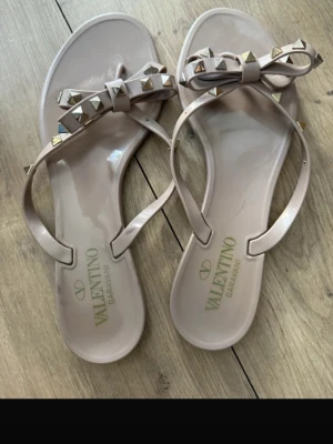 Valentino ljusrosa sandaler med nitar - Säljer mina älskade valentino flip flops! De saknar 2 nitar på vänster sko och 3 nitar på höger men faktiskt inget som syns eller som man märker av. Storlek 39 🤗 säljer dem då de tyvärr inte passar längre 😩Känn er fria att diskutera pris vid snabb affär ❤️