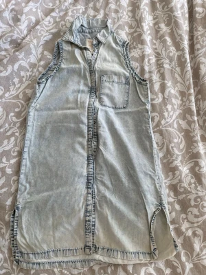 Ärmlös mini jeansklänning  - Jeans dress/tunic from pull&bear size S
