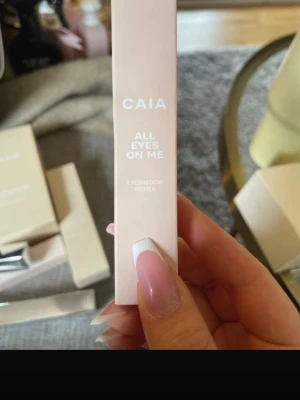 CAIA All Eyes On Me Eyeliner - CAIA All Eyes On Me är en eyeliner i en stilren, ljusrosa förpackning. Perfekt för att skapa skarpa och definierade linjer runt ögonen. Enkel att applicera och passar för dig som vill ha en snygg och markerad look.