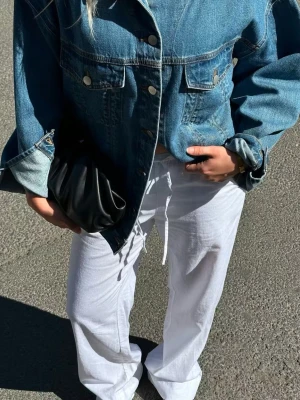Vita linnebyxor - Snygga vita oanvända linnebyxor med avslappnad passform från Bik Bok. Byxorna har raka ben och är tillverkade i ett lätt och luftigt linnematerial, perfekta för en chill och trendig look. Ordinarie pris 600