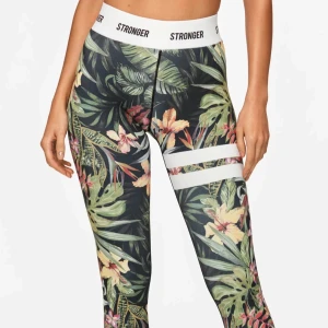 Stronger leggings med tropiskt mönster - Säljer mina superfina träningstights pga att de ej passar, superfint skick💕nypris 799 kr, säljer för 189 kr (pris kan alltid diskuteras)!!!