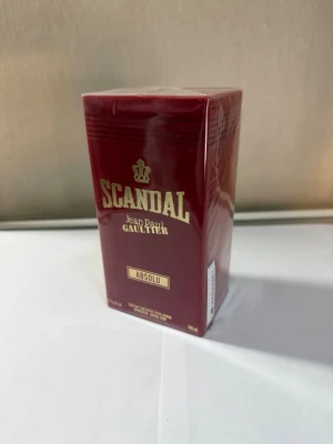 Scandal Absolu parfym Jean Paul Gaultier - Scandal Absolu från Jean Paul Gaultier är en lyxig parfym i en snygg mörkröd kartong med gulddetaljer. Förpackningen är rektangulär och rymmer 100 ml. Perfekt för dig som gillar eleganta och djärva dofter.