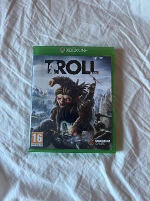 Överlevnadsspel (Troll And I) xbox one - Säljer spelet Troll and I till Xbox One. Omslaget är grönt och spelet kommer i original plastfodral med skiva. Äventyrligt actionspel med fantasytema där du möter troll och utforskar vildmarken. Har enbart testat spelet en gång så skivan är i topp skick. Hör av er om ni har frågor!