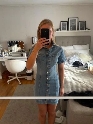 Zara jeansklänning  - Säljer denna snygga jeansklänning från Zara, den är ny med prislapp. Alla knappar gör att knäppa upp så man kan välja lite hur man vill ha den. 