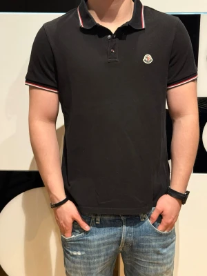 Moncler piké - Super clean Moncler piké för dig som vill vara stilig i sommar 💸skick 8,5/10 nypris 3300kr modellen är 178 cm väger 74 kg