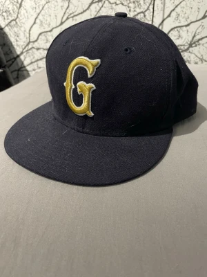 New Era fitted keps - Snygg New era fitted Cap perfekt nu till sommaren! Size: 7 5/8 💯Pris kan diskuteras vid snabb affär!