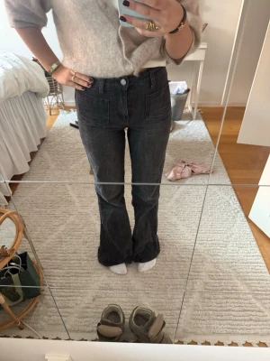 Bershka jeans - Sjukt snygga bootcut jeans ifrån Bershka som är väldigt eftertraktade och helt slutsålda💞