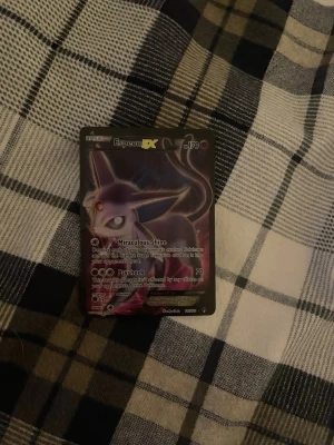 Pokémon kort - Ett väldigt fint Pokémon kort som jag inte har koll på! Hör av er om ni har några frågor!