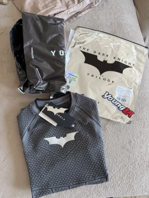 Batman YoungLA  - Batman compress från YoungLA.  Tröjan är mörkgrå med  batman-logga på bröstet och har ett coolt mönster i tyget.tillverkad i mjukt och stretchigt material. Öppnad o kollat på den endast 