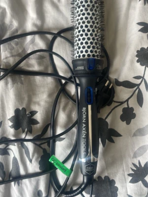 Björn Axén Tools varmluftsborste - Elektrisk varmluftsborste från Björn Axén Tools i svart och silver med blå detaljer. Rund borste med borst i plast och metallcylinder, perfekt för styling och volym. Utrustad med sladd och EU-kontakt. Inte mycket använd, funkar som den ska.