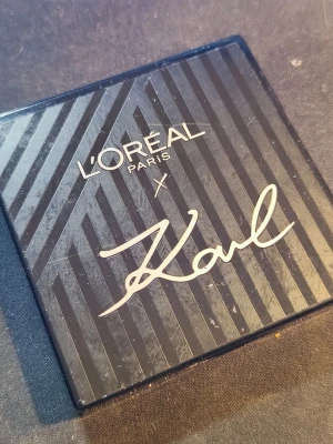 L’Oréal x Karl Lagerfeld ✨ limited edition palette - L’Oréal Paris x Karl Lagerfeld eyeshadow palette – limited edition collab 🤍 Oanvänd. En nyans har en mycket liten ytojämnhet (ej från användning), i övrigt i nyskick. Endast förvaringsslitage på utsidan, insidan i nyskick.  En fin mix av både neutrala och mer statement-nyanser med matta och skimriga finishes ✨ Perfekt för dig som vill ha en palette med lite edge eller samla på collabs 💄