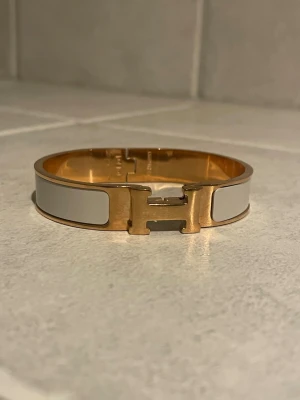 H armband - Snyggt armband i rose gold och ljusgrå. Nyskick men inga tillbehör tyvärr